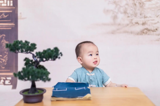 宣威怀孕肚子中间凹两边凸